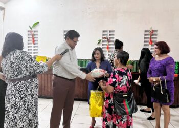 VHP Gendercommissie moederdag De gendercommissie van de Vooruitstrevende Hervormings Partij (VHP) heeft in het kader van Moederdag, 75 moeders in de bloemetjes gezet. Dit behoort tot een van de projecten die de commissie, onder leiding van Krishna Mathoera, voor dit jaar heeft uitgezet.