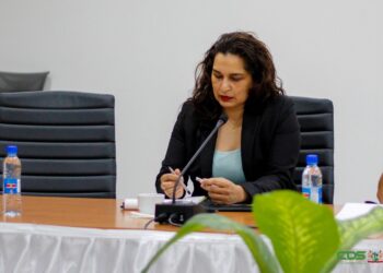 VSB voorzitter Rekha Bissumbhar Dat is een van de zaken die voorzitter Rekha Bissumbhar tijdens een paneldiscussie van de Finabank Summit aan de orde stelde. De Summit bood een platform voor discussie over de impact van het cash-handlingsbeleid van banken op het bedrijfsleven in Suriname. Hieronder de belangrijkste punten die tijdens het seminar aan bod kwamen.