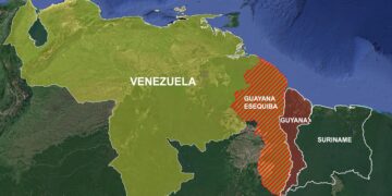 Venezuela Guyana Essequibo dispute 1 President Mohamed Irfaan Ali van Guyana heeft volgens berichten in Georgetown ingestemd met dit voorstel. Een datum voor de top zal binnenkort worden vastgesteld. De Venezolaanse president, Nicolás Maduro, liet vorige week de bevolking in een referendum stemmen over de inlijving van de deelstaat Essequibo, die ongeveer twee derde van heel Guyana beslaat.