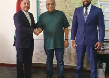 Vicepremier Arends l Minister Parmanand Sewdien van Landbouw, Veeteelt en Visserij (LVV) heeft de vicepremier van Aruba, Ursell Arends, van het kabinet-Wever-Croes II, en diens secretaris Carlos Quiamo op zijn kantoor ontvangen. Sedert 2021 is de vicepremier ook minister van Integriteit, Transport, Natuur en Ouderenzorg.