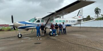 Vliegtuig Staatsolie Maatschappij Suriname zoekt naar nieuwe oliereserves op land (onshore) vanuit de lucht. Dat laat de oliemaatschappij weten in haar laatste berichtgeving.