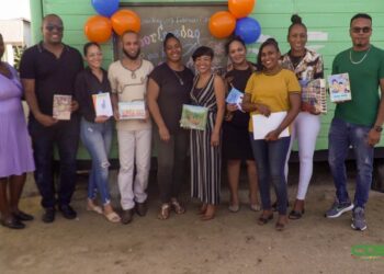 Voorleesdag03 1 De St.Helenaschool heeft voor de zesde keer haar voorleesdag georganiseerd. Op deze dag worden bekende en/of prominente Surinamers gevraagd om een verhaal voor te lezen aan de leerlingen op de basisschool.