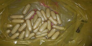 WEB PHOTO DRUG MULE 011017 Op zaterdag 18 mei 2024 heeft de politie van Stolkertsijver wederom bolletjes onderschept. De passagier naast de chauffeur had een grote tas bij zich en werden hij en de tas onderworpen aan een controle.