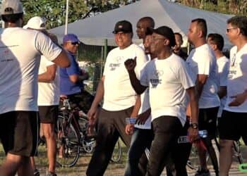 Wandel en trimloop chan web Het Surinaams Olympisch Comité (SOC) heeft op zaterdag 24 juni 2023 op haar terrein een 5 km wandel- en trimloop georganisseerd. President Chandrikapersad Santokhi heeft als speciale genodigde actief meegedaan aan deze activiteit. Enkele minuten daarvoor had hij de aanwezigen toegesproken. Het staatshoofd zag dat alle Surinamers bij het evenement vertegenwoordigd waren en sprak van “de kracht van de Olympic Day Run”.