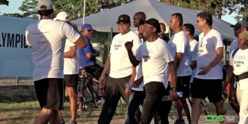 Wandel en trimloop chan web Het Surinaams Olympisch Comité (SOC) heeft op zaterdag 24 juni 2023 op haar terrein een 5 km wandel- en trimloop georganisseerd. President Chandrikapersad Santokhi heeft als speciale genodigde actief meegedaan aan deze activiteit. Enkele minuten daarvoor had hij de aanwezigen toegesproken. Het staatshoofd zag dat alle Surinamers bij het evenement vertegenwoordigd waren en sprak van “de kracht van de Olympic Day Run”.
