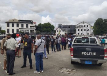 WhatsApp Image 2022 11 09 at 12.57.54 PM Het bestuur van de Surinaamse Politie Bond (SPB) roept al de leden op om zich massaal te begeven naar de Algemene Leden Vergadering (ALV), die maandag gehouden zal worden. Dit is te lezen in een brief, die gericht is naar al de leden van de bond.
