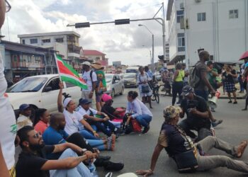 WhatsApp Image 2023 02 10 at 1.04.43 PM 2 1 Districtscommissaris Ricardo Bhola van Paramaribo Noord-Oost heeft in het kader van de voorgenomen acties op 24 maart in Paramaribo, gemeend de trekkers uit te nodigen voor een overlegmoment. Het gaat om onder andere Siebrano Pique, Marge Getrouw, Jeanine Jurel, Maisha Neus, Martin Atencio, Rendall Feller, de Organic Movement en Na Wi Sranan.