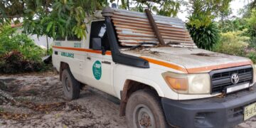 WhatsApp Image 2023 03 16 at 2.26.35 PM Het ambulancevoertuig van de Regionale Gezondheidsdienst (RGD) Zanderij, dat vanaf 26 januari van dit jaar kapot is, biedt behalve de dienstverlening van hun verzorgingsgebied, soms ook assistentie aan Medische Zending waar ressort Bigi Poika en Brokopondo onder vallen. De ambulance van RGD Onverwacht die ondersteuning moet bieden aan Zanderij, ligt vanaf 17 januari ook eruit.