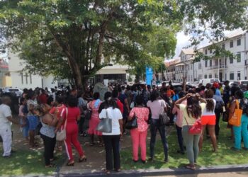WhatsApp Image 2023 05 03 at 13.43.33 3 "Massaal de ontslagbrieven inleveren, dan denk ik dat we de strijd kunnen winnen", zegt voorzitter Jolanda Kerdijk van het Syndicaat voor Onderwijsgevenden in Suriname in een voice-bericht aan de leden.