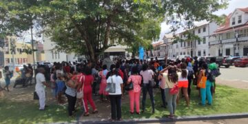 WhatsApp Image 2023 05 03 at 13.43.33 3 "Massaal de ontslagbrieven inleveren, dan denk ik dat we de strijd kunnen winnen", zegt voorzitter Jolanda Kerdijk van het Syndicaat voor Onderwijsgevenden in Suriname in een voice-bericht aan de leden.