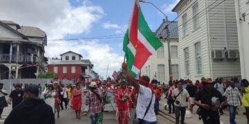 WhatsApp Image 2023 05 13 at 17.08.59 "Ef’ den n’e teri unu, a kondre dis' no man go na fesi. Den no mus teri unu fu pot’ wan Ingi minister of wan Ingi driktoro of Ingi in DNA. A teri disi na wan yeye teri!”. Dit is de kreet die vandaag, voor aanvang van de spirituele loop van de Inheemsen in Suriname, is geuit.
