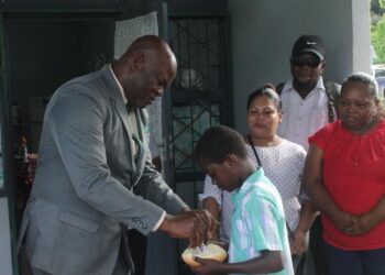 WhatsApp Image 2023 06 01 at 16.41.03 De Vicepresident bezocht de scholen in het gebied voor de start van dit project. Ongeveer 400 schoolkinderen zullen dagelijks voorzien worden van een broodje en een fles sap. De broden zullen worden geleverd door de lokale bakkerijen. Op deze manier worden de lokale ondernemers ook ondersteund en gestimuleerd. "Het is belangrijk dat onze kinderen goed gevoed naar school gaan om de leerstof te kunnen opvangen", zegt de vp in zijn toespraken. "Het kan niet zo zijn dat kinderen op een hongerige maag naar school gaan. Willen we goede resultaten van de kinderen dan moeten wij ook goed voor ze zorgen", aldus de vicepresident.