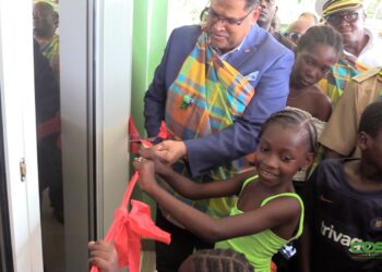 WhatsApp Image 2023 07 31 at 11.48.52 1 Met de officiële opening van het Streekziekenhuis Atjoni geeft Suriname verder invulling aan een van de Duurzame Ontwikkelingsdoelen (SDG’s) van de Verenigde Naties (VN), namelijk SDG 3. De officiële opening van het gebouw, dat er sedert 2019 staat, heeft op zondag 30 juli 2023 plaatsgevonden.
