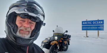 Wereldreiziger op motorfiets maakt stop in Suriname
