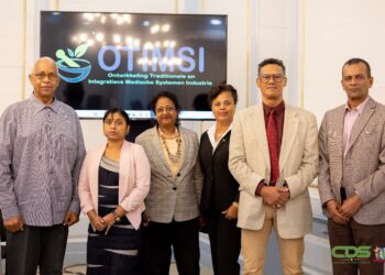 WhatsApp Image 2023 09 06 at 23.23.38 Volgens president Chandrikapersad Santokhi is er de afgelopen jaren veel vooruitgang geboekt op het gebied van traditionele geneeskunde in Suriname. Honderden medicinale planten zijn geïdentificeerd en geregistreerd en er wordt een website ontwikkeld om hun rol te documenteren. De focus ligt nu op het voorbereiden van wetgeving om deze traditionele geneeswijzen te ondersteunen.