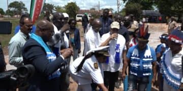 WhatsApp Image 2023 09 19 at 4.11.16 PM De Sustainable Development Goals (SDG’s) geven aan dat schoon drinkwater beschikbaar moet zijn voor eenieder. SWM-directeur Clifton Linga zegt dat hij dit doel nastreeft. Hij vertelde de gemeenschap van Pikin Saron dat er wordt gewerkt aan het leveren van 1 maal 24 uur drinkwater.