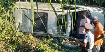 WhatsApp Image 2023 10 09 at 5.28.37 PM Aan de Gangaram Pandayweg verloor een personenauto controle en schoot van de weg. De auto draaide over de kop. Er zaten vier personen in de wagen, waarvan een persoon het leven heeft gelaten.