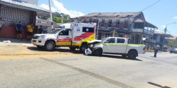 WhatsApp Image 2023 10 10 at 12.23.48 PM 1 Op de kruising van de Keizerstraat en de Johan Adolf Pengelstraat is een pick-up met een ambulance van RKZ in een botsing gekomen en van de weg geraakt. De ambulance is tegen een paal aan gekomen.