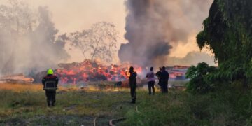 WhatsApp Image 2023 10 10 at 6.37.15 PM Grote brandweerslangen lopen momenteel door de Duisburglaan. Buurtbewoners staan vanuit hun balkon te kijken hoe de brandweer aan het vechten is tegen het vuur. Twee grote houtzagerijen staan momenteel in brand en er is sprake van miljoenen SRD's aan opgelopen schade.