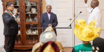 WhatsApp Image 2023 10 11 at 10.36.13 President Chandrikapersad Santokhi heeft de granman van de Aluku’s, Simeon Glunder officieel beëdigd en geïnstalleerd. De installatie heeft op maandag 9 oktober plaatsgevonden op het presidentieel paleis.