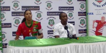 WhatsApp Image 2023 10 29 at 11.42.19 PM “Wij moeten doorselecteren”, benadrukte vrouwenvoetbalbondscoach Hesron Jeroe zondagavond na de verloren Concacaf W Gold Cup kwalificatie ontmoeting tegen Guyana. Het nationaal team verloor twee opeenvolgende wedstrijden van de westerburen voor eigen volk in het Franklin Essedstadion (beide 0-1 eindstand).