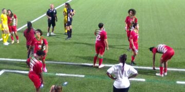 WhatsApp Image 2023 10 29 at 11.42.22 PM Net als in de eerste ontmoeting woensdag verzuimden de Surinaamse voetbalsters om te scoren. Ondanks de wedstrijd van zondag op papier een thuiswedstrijd voor Guyana was, domineerde Suriname van begin tot eind. Kans na kans werd verprutst, waardoor de druk steeds groter werd. Met het laatste in gedachten werd er vaak overhaast omgesprongen met passes en het maken van de juiste keuzes. In 23e minuut komt Guyana bij een doodspelmoment op voorsprong. Surinames doelvrouwe Mayra Tjin A Koeng maakte een verkeerde inschatting bij de voorzet. De bal belandde vlak voor de voeten van Otesha Charles, die er dankbaar de 1-0 binnentikte. Vrouwen Natio moest hierdoor achter de feiten aanhollen.