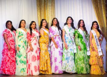 WhatsApp Image 2023 11 06 at 1.34.51 PM Kleurrijke sari's, glinsterende sieraden en een scala aan schoonheden. De acht finalisten van Miss India Worldwide Suriname 2023 hebben officieel kennis gemaakt met de samenleving. Wishaya Ladi, Djelissa Bhondoe, Pooja Girdhari, Lisa Abdoelhak, Sarojani Sewradj, Radjni Bajnath, Wiraisha Gajadhar en Rashieda Sweet zijn de acht gekozen finalisten die zullen strijden om de titel op 6 december 2023. De schoonheden maakten hun entree op zondag 5 november op het poolterras van Marriott.