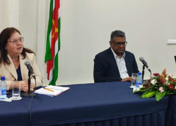WhatsApp Image 2023 11 08 at 1.13.30 PM Anastacia Guscina, die de leiding had over het team van het IMF, geeft aan dat de uitvoering van sociaal beleid voor Suriname teleurstellend is geweest. "Door het niet goed uitvoeren van het sociaal beleid heeft geresulteerd tot duidelijke onrust bij de samenleving", zegt Guscina vandaag bij een persconferentie van het ministerie van Financiën en Planning.