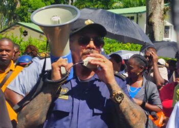 WhatsApp Image 2023 11 14 at 1.47.44 PM 1 Revelino Eijk, secretaris van de politie vakbond (SPB) is opgeroepen door de afdeling Personeelszaken van de politie. Eijk moest zich aanmelden omdat er mogelijk een onderzoek wordt gedaan naar aanleiding van de door hem gemaakte uitspraken tijdens de vakbondsacties.