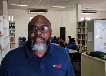 WhatsApp Image 2023 11 14 at 1.47.45 PM De acties die de werknemers vakbond van Het Nationaal Instituut voor Milieu en Ontwikkeling in Suriname (NIMOS) dinsdag 14 november heeft afgekondigd, is tijdelijk geschorst. Dat zegt bondsvoorzitter Dino Souprayen. "Er zijn enkele voorstellen gedaan en het bestuur van NIMOS heeft ons een week de ruimte gevraagd om zich te buigen over de voorstellen", zegt Souprayen.