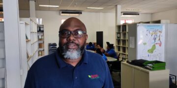 WhatsApp Image 2023 11 14 at 1.47.45 PM De acties die de werknemers vakbond van Het Nationaal Instituut voor Milieu en Ontwikkeling in Suriname (NIMOS) dinsdag 14 november heeft afgekondigd, is tijdelijk geschorst. Dat zegt bondsvoorzitter Dino Souprayen. "Er zijn enkele voorstellen gedaan en het bestuur van NIMOS heeft ons een week de ruimte gevraagd om zich te buigen over de voorstellen", zegt Souprayen.