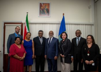 WhatsApp Image 2023 11 16 at 10.20.27 AM De minister van Financiën Stanley Raghoebarsing en de General Manager van de IDB Caribbean, Anton Edmunds, hebben in een laatst gehouden meeting met elkaar de toekomstige samenwerkingen besproken. Suriname draagt met Barbados, Bahamas, Guyana, Jamaica e Trinidad en Tobago bij aan de IDB-strategie en het beleid.