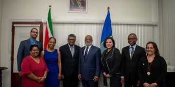 WhatsApp Image 2023 11 16 at 10.20.27 AM De minister van Financiën Stanley Raghoebarsing en de General Manager van de IDB Caribbean, Anton Edmunds, hebben in een laatst gehouden meeting met elkaar de toekomstige samenwerkingen besproken. Suriname draagt met Barbados, Bahamas, Guyana, Jamaica e Trinidad en Tobago bij aan de IDB-strategie en het beleid.
