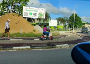 WhatsApp Image 2023 11 16 at 7.12.57 AM Er is vooralsnog geen regelgeving voor elektrische fietsen (e-bikes) in Suriname. Daardoor kan de politie niet adequaat optreden tegen bestuurders van dit voertuig. “Er zijn voorstellen gedaan aan het parlement om het rijbesluit te wijzigen, maar het parlement maakt er geen werk van”, zegt politiewoordvoerder Milton Kensmil.