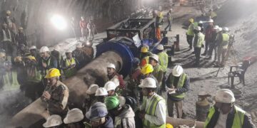 WhatsApp Image 2023 11 17 at 12.22.32 PM Reddingswerkers proberen 40 arbeiders te bereiken, die sinds afgelopen weekend vastzitten in een ingestorte snelwegtunnel in de Indiase Himalaya bij Silkyara. Zij hebben hun werk tijdelijk opgeschort vanwege een complicatie met hun boormachine, aldus autoriteiten. De mannen zitten vast in de heuvelachtige tunnel in de staat Uttarakhand sinds zondagochtend nadat deze was ingestort.