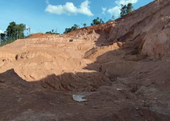 WhatsApp Image 2023 11 22 at 7.49.20 AM Hun kamp is een van de vele tenten, nog geen kilometer verder van waar de mannen goud graven en zoeken. Primitief opgezette houten kampu's die overdekt zijn door een tarpaulin om zich te weren tegen zon en regen, enkele hangmatten als slaapplek en kampvuurtje ergens om te koken. "Ik was nog bij ons kamp en was zelf niet daar toen het zand is gevallen. Een van onze maatjes, Snelle, had nog een massala kip voor ons gekookt eerder op de dag, dat is ook de laatste keer dat we samen hebben gegeten", vertelt Virgil. Zijn kameraden zijn vertrokken naar de mijn om werk te doen, zelf was hij met de drie anderen die over zijn gebleven in het kampje gebleven, tot dat ze geschreeuw hoorde. "Un' ben yere den man bari en a bari dis' ben de zodanig dat un' sabi dat wan broeja pas'a." De vrienden zijn toen snel naar de plek des onheils gerend en zagen omstanders en mensen in alle staten.Toen ze door hadden dat hun vrienden onder het zand bedolven waren, begonnen ze snel te graven. Virgil zijn handen zitten nog steeds onder het bauxiet, hij heeft nog steeds dezelfde kleding aan die hij maandag aan had en is nogal aangeslagen. "A dis' tranga. Mi pur' mi matie uit a doti, na unu puru den man!" zegt Virgil duidelijk. Het was naarstig zoeken naar hun vrienden onder het zand, ze hebben ook de graafmachine gevraagd om te helpen met graven. Maar toen zij zagen dat de graafmachine lichaamsdelen uit de grond haalde, zijn ze gestopt en hebben verder met de hand gegraven. Het plaatje van de lijken naast elkaar en enkele met losse ledenmaten zullen Virgil en Baffo nooit meer vergeten. "Ik weet niet hoe we dit gaan verwerken", zeggen de jonge goudzoekers. Ze hebben ongeveer 14 lijken uit de grond opgegraven, deze zijn toen ook in de vroege ochtend van dinsdag vervoerd naar het mortuarium van het AZP. Het gevoel is niet in woorden te beschrijven voor de jonge mannen die hun collega's en vrienden uit de grond hebben moeten graven. Ze schatten dat ze zeker 10 meter hebben gegraven om hun vrienden uit het zand te halen.