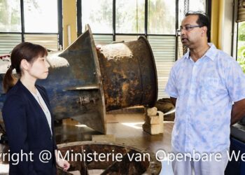 WhatsApp Image 2023 11 24 at 10.45.01 Op dinsdag 21 november 2023 heeft minister Riad Nurmohamed van Openbare Werken (OW) een oriëntatiebezoek gebracht aan de pompgemalen van de Sommelsdijkse kreek en de Drambrandersgracht.
