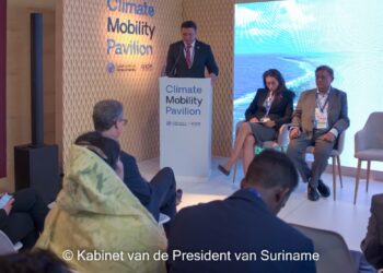 WhatsApp Image 2023 12 01 at 18.56.37 1 Om deze crisis aan te pakken, kondigde de minister met trots het Greater Caribbean Climate Mobility Initiative aan, een samenwerkingsverband tussen de Associatie van Caribische Staten, de Verenigde Naties en de Wereldbank, gefaciliteerd door het Global Centre for Climate Mobility. Het doel van dit initiatief is om klimaat gerelateerde mobiliteit te transformeren van een verstorende kracht tot een stimulans voor collectieve veerkracht en regionale integratie.