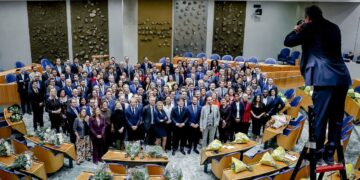 WhatsApp Image 2023 12 06 at 7.19.31 PM De recent verkozen Tweede Kamerleden in Nederland zijn officieel beëdigd. Van de 80 nieuwe leden zijn er 67 volledig nieuw in de Kamer, terwijl 13 al eerder ervaring hadden als Kamerlid.