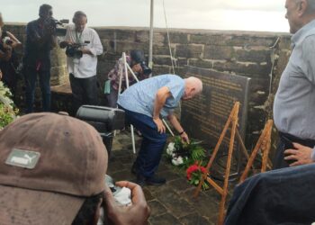 WhatsApp Image 2023 12 08 at 5.21.25 PM De jurist sprak journalisten vandaag bij de ceremonie ter nagedachtenis van de slachtoffers van de moorden. Hij benadrukte in het interview dat het wel de laatste keer is dat de herdenking van de moorden plaatsvindt, terwijl de daders nog vrij rondlopen.