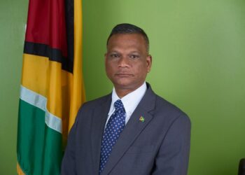 WhatsApp Image 2023 12 11 at 5.09.21 PM In gesprek met de redactie van Key News heeft de Guyanese ambassadeur Virjanand Depoo opgemerkt dat het standpunt van president Irfaan Ali is dat Guyana altijd openstaat voor constructieve discussies, maar dat het vraagstuk van de landsgrenzen niet ter discussie staat. “De CARICOM heeft meerdere beraadslagingen gehad over de controverse tussen Guyana en Venezuela. Samen met de CELAC heeft zij zich ingespannen voor de dialoog. Dat de presidenten donderdag praten is accurate informatie, doe al openbaar is.”