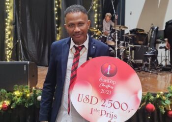 WhatsApp Image 2023 12 16 at 12.43.24 AM Humphrey Koulen mag als componist de eerste Suripop Christmas Trofee in ontvangst nemen. Koulen is geen onbekende in de componisten wereld. Met zijn compositie Na So Mi Wan Fu Syi Kresneti, wist Koulen de jury te overtuigen waarom zijn lied gekozen moest worden tot nummer een.