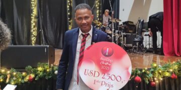 WhatsApp Image 2023 12 16 at 12.43.24 AM Humphrey Koulen mag als componist de eerste Suripop Christmas Trofee in ontvangst nemen. Koulen is geen onbekende in de componisten wereld. Met zijn compositie Na So Mi Wan Fu Syi Kresneti, wist Koulen de jury te overtuigen waarom zijn lied gekozen moest worden tot nummer een.