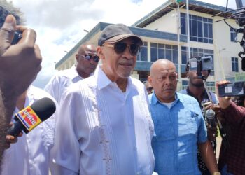 WhatsApp Image 2023 12 19 at 6.51.19 PM De spanningen naar 20 december lopen op wanneer dan opnieuw een vonnis wordt uitgesproken in het 8 decemberstrafproces tegen hoofdverdachte Desiree Delano Bouterse. De krijgsraad had in 2021 al een vonnis uitgesproken, Bouterse is toen opnieuw veroordeeld voor 20 jaar celstraf voor de Decembermoorden. Onderstaand een chronologische tijdlijn over de gebeurtenissen, beknopt aangegeven.