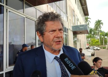 WhatsApp Image 2023 12 20 at 10.44.26 AM Reed Brody, een Amerikaanse advocaat en vertegenwoordiger van de Internationale Commissie van Juristen, was ook aanwezig bij de laatste keer dat het vonnis in het 8 decemberstrafproces was uitgesproken. Hij zegt bijzonder blij te zijn voor de nabestaanden in deze en dat gerechtigheid aan hen is gegeven.