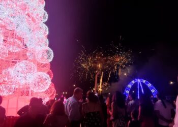 WhatsApp Image 2023 12 23 at 9.10.44 AM De 'Enchanted Christmas Forest' van de First Lady, Melissa Seenacherry-Santokhi staat dit jaar weer op het Onafhankelijkheidsplein. Dit jaar ook met een carrousel erbij. "Ik wil de kinderen mooie herinneringen geven. Als ik kijk naar mijn fotoalbum met mijn mooie herinneringen van kerst zeg ik dat onze kinderen het ook verdienen", zegt de First Lady.