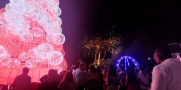 WhatsApp Image 2023 12 23 at 9.10.44 AM De 'Enchanted Christmas Forest' van de First Lady, Melissa Seenacherry-Santokhi staat dit jaar weer op het Onafhankelijkheidsplein. Dit jaar ook met een carrousel erbij. "Ik wil de kinderen mooie herinneringen geven. Als ik kijk naar mijn fotoalbum met mijn mooie herinneringen van kerst zeg ik dat onze kinderen het ook verdienen", zegt de First Lady.