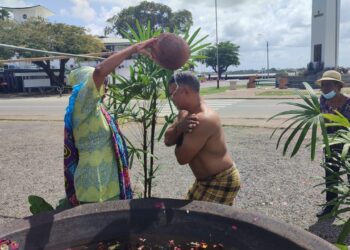 WhatsApp Image 2024 01 01 at 11.00.52 AM Zoals het ieder jaar gaat, staat Iwan Wijngaarde op het Onafhankelijksplein voor de swit' watra wasi. De kappa is gevuld met heerlijke geurende oliën en rozenbladeren. "Ai a watra smeri switi", zegt Carla Bakboord, die vanochtend ook op het plein was om haar wasi te nemen.