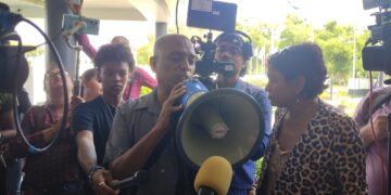 WhatsApp Image 2024 01 22 at 1.58.50 PM 1 Landgenoten met een beperking hebben zich vandaag verzameld bij Fort Zeelandia. Het initiatief is afkomstig van Stichting Wan Okasi. Ook ouders en verzorgers waren aanwezig om solidariteit te tonen. De groep heeft eerst geprobeerd zich aan te melden bij het Kabinet van de President om haar ongenoegen rechtstreeks te uiten bij het staatshoofd.