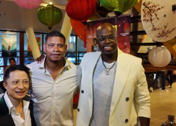 WhatsApp Image 2024 01 28 at 9.09.04 AM "Alweer een knaller". "Ik heb wel gelachen". "Het heeft zeker zijn momenten", zijn enkele van de reacties van filmgangers bij de filmpremier van Bon Bini Bangkok Nights. Jandino "Judeska" Asporaat, heeft filmgangers tegen de vlakke vlakte geslagen met nog eens een Bon Bini avontuur van Judeska. "Het is een film met actie en een film met komedie natuurlijk", zegt Asporaat tijdens een persmoment voor de première van zijn film in TBL zaterdagavond.